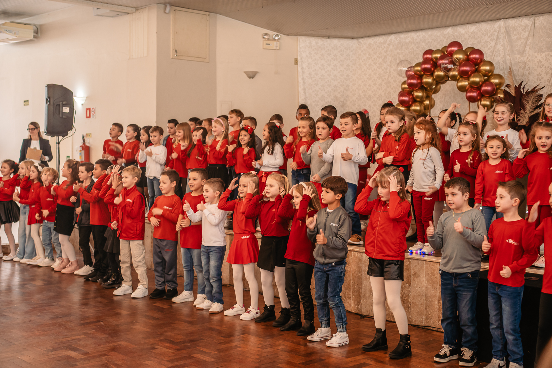 Tradicional Chá de Dia das Mães reúne mais de 300 pessoas em uma tarde emocionante na Escola Anchieta